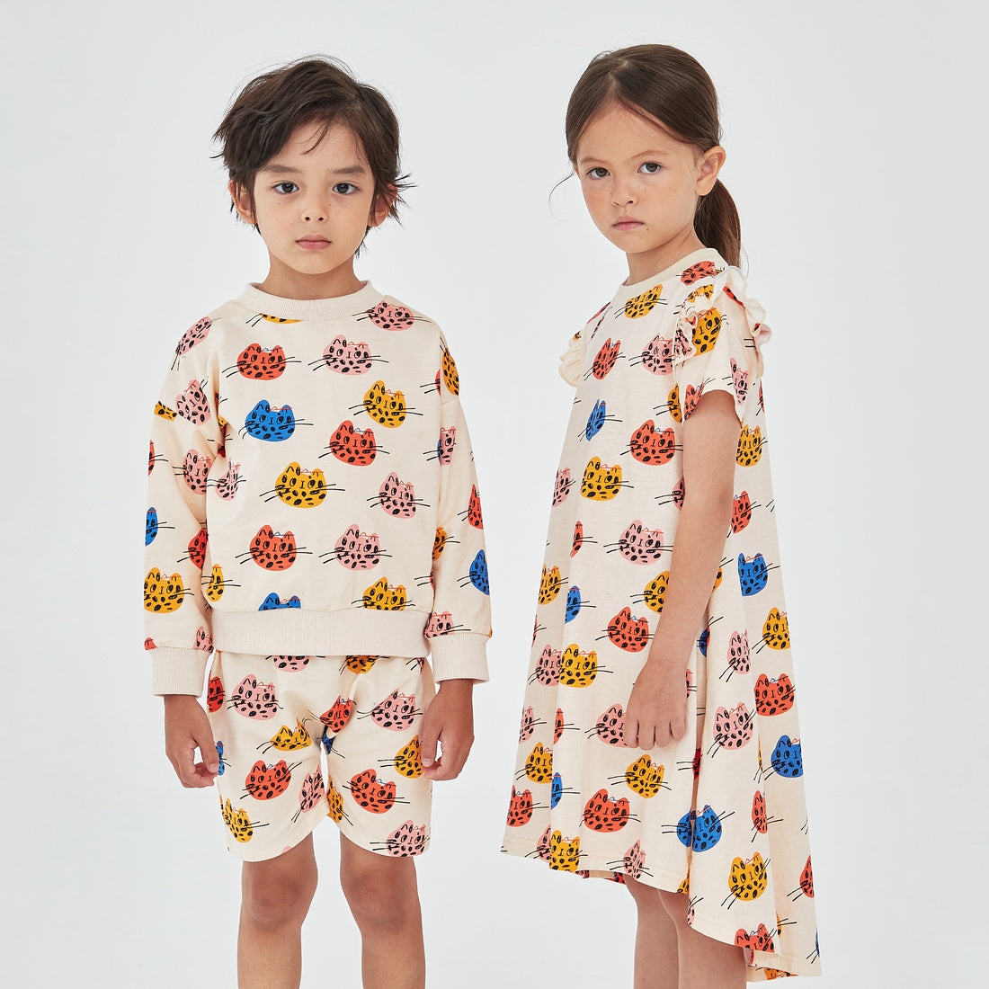 Multi Cat sweatshirt with cream background and multi colors cats. The sweatshirt has rib round neck and cuffs